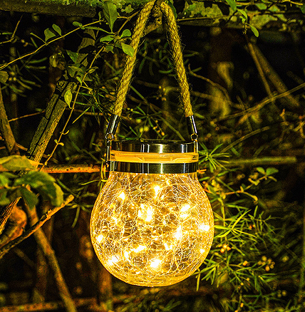 Agħmel użu tajjeb minn lampi li jaħdmu bl-enerġija solari biex toħloq atmosfera sħuna u komda fil-gallarija.